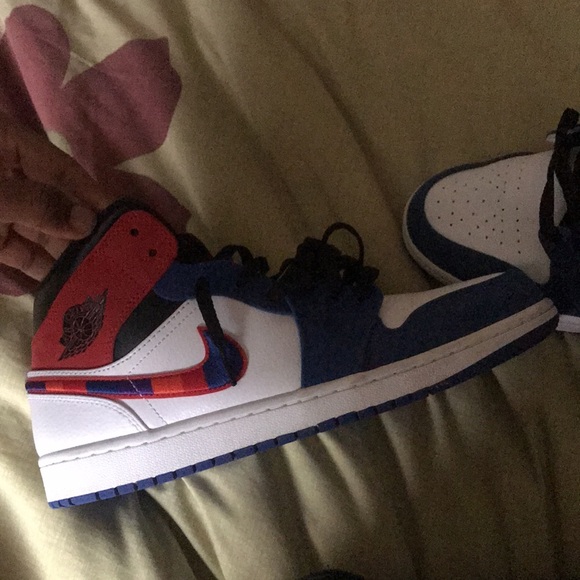 Air Jordan’s 1 mid size at 10.5 - Picture 4 of 5